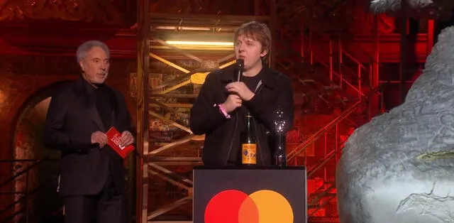 Lewis Capaldi recibiendo el Brit Award por 'Canción del año' '