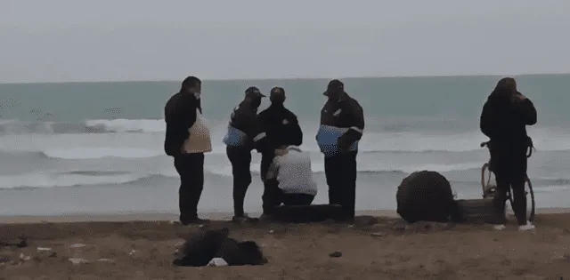 Familia del primer sereno fallecido llegó a la playa Costa Azul para los trámites de ley. Foto: captura video Facebook/Ventanilla TV