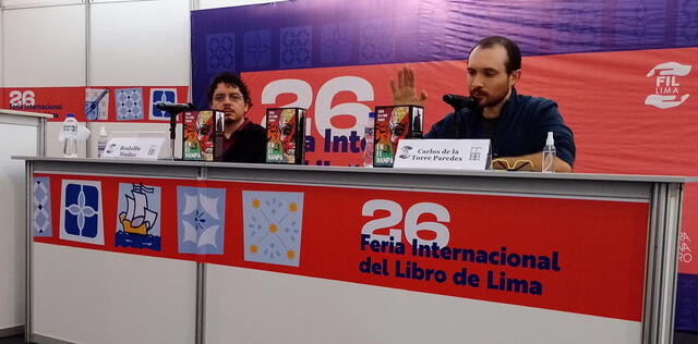 Carlos de la Torre Paredes, junto a Rodolfo Muñoz, presentando en libro "En el hampa" como parte de la 26 Feria Internacional de Libro de Lima. Foto: Torre de Papel