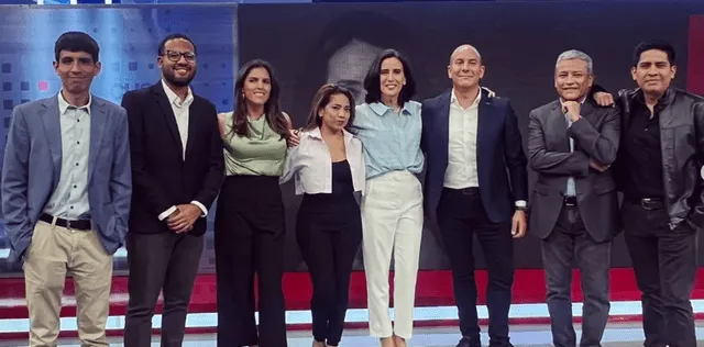 Carla Muschi junto a Sol Carreño y el equipo periodístico de 'Cuarto poder'. Foto: Instagram / Carla Muschi   