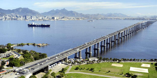Cuenta con ocho carriles, cuatro en cada dirección, facilitando un tráfico considerable entre Río de Janeiro y Niterói. Foto: iStock   