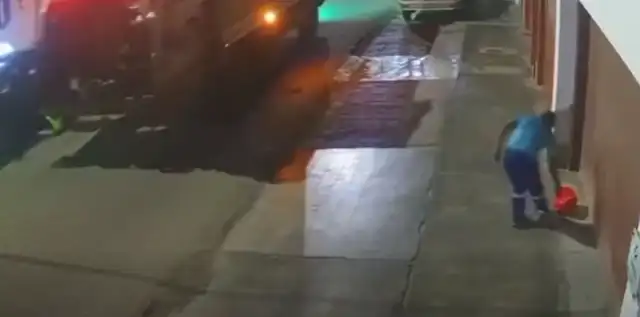 Un recolector de basura recogió la bolsa de dinamitas, pero no explotó. Foto: captura Facebook Un recolector de basura recogió la bolsa de dinamitas, pero no explotó. Foto: captura Facebook