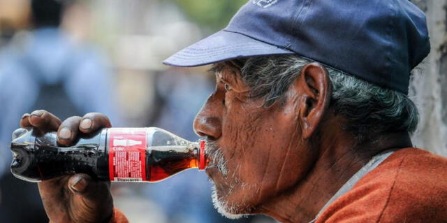 México consume aproximadamente un 40% más de Coca-Cola que Estados Unidos, que es el segundo mayor consumidor a nivel mundial. Foto: Freepick   