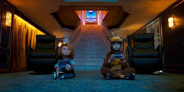 En el tercer episodio de la serie de Chucky, Caroline Cross y el muñeco diabólico crean un lazo de amistad. Foto: SyFy