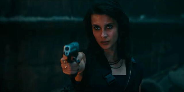 La actriz Sophia Taylor Ali, quien interpreta a Chloe, aparece en el tráiler de la película Uncharted apuntando con su arma.