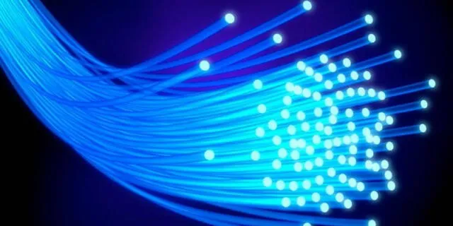 La fibra óptica solo es capaz de transportar luz, pero no electricidad. Foto: Eventos TI