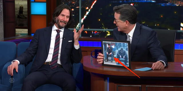 Stephen Colbert consultándole a Keanu Reeves sobre el meme y la imagen del cómic en el programa The Late Show. Foto: CBS