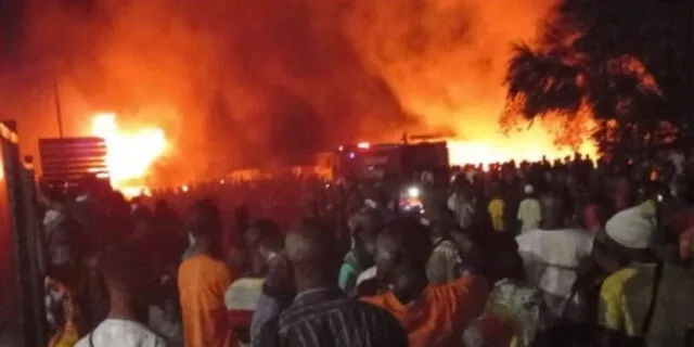 Escena del accidente del camión cisterna en Freetown, Sierra Leona. Foto: redes sociales