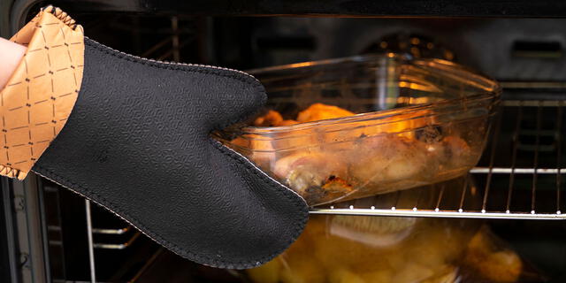 Las bandejas hechas de vidrio refractario se usan en los hornos de cocina. Foto: Buenazo