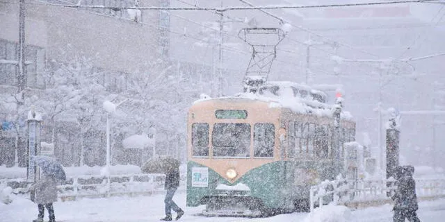En algunas zonas de Japón han ordenado detener el transporte debido al mal tiempo. Foto: AFP