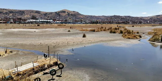  Aguas del lago Titicaca se evaporaron en las orillas. Foto: La República    