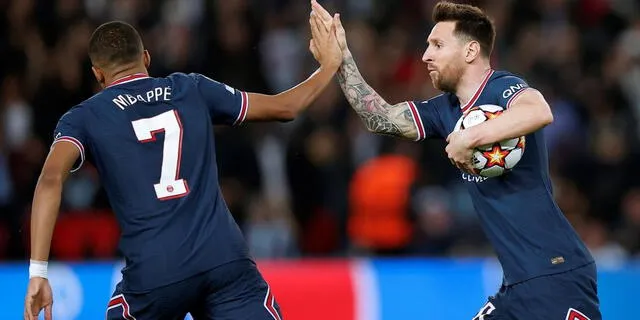 Mbappé y Messi celebrando un gol con el PSG. Foto: EFE   