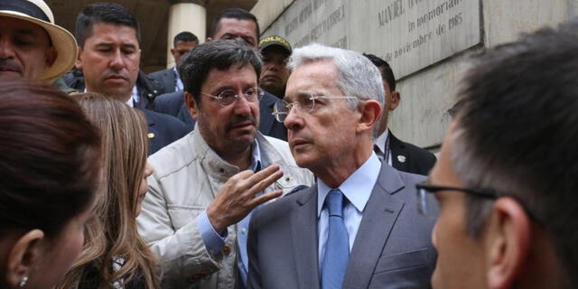 La Fiscalía General de la Nación ha acusado a Álvaro Uribe de soborno de testigos y fraude procesal. Foto: El Tiempo   