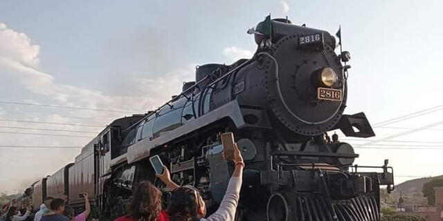 La locomotora está realizando un paseo especial por México. Foto: El Imparcial de Oaxaca   