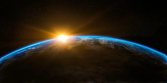  La Tierra y otros cuerpos del sistema solar, como los planetas, los asteroides y los cometas, orbitan al Sol en trayectorias elípticas, siguiendo la Ley de las Órbitas de Kepler. Foto: Pixabay   