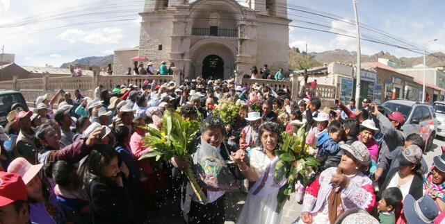 Arequipa: Alcalde provincial de Caylloma y otras 22 parejas se unieron en matrimonio comunitario [FOTOS]