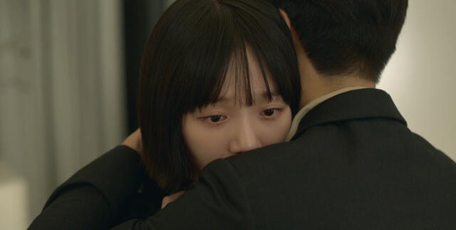 Ari y Jun Kyung en último capítulo de "Celebridad". Foto: Netflix   