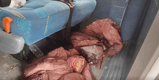 Las chompas de los cantantes de Hermanos Guerrero se encontraban en el suelo del bus. Foto: Radio Marañón.   