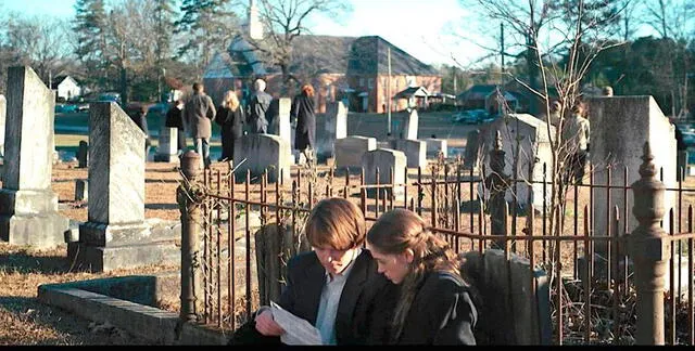 Nancy y Jonathan en el cementerio. Foto: Twitter / StrangerNews11