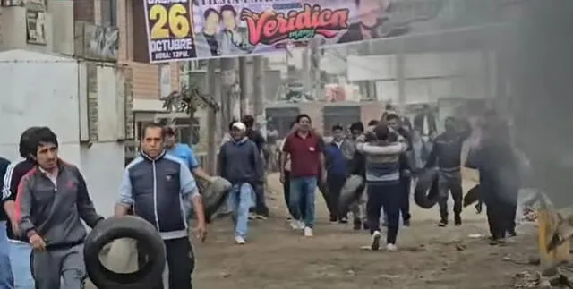 Manifestantes bloquean tramos de la carretera Panamericana Norte. Foto: captura Latina   