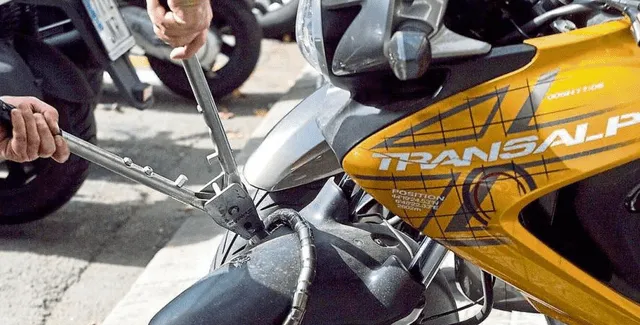 Debido al tamaño de las motos, varios ladrones optan por desmantelarlas y venderlas por partes. Foto: La Vanguardia