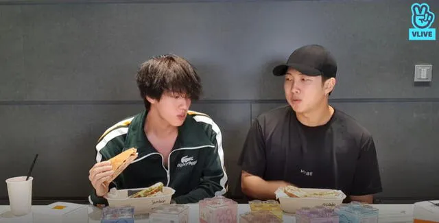 Jin y Namjoon comiendo en su live stream. Foto: captura VLive