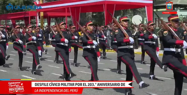  El desfile militar en Piura presentó autoridades del Policía Nacional del Perú. Foto: Walac Noticias    