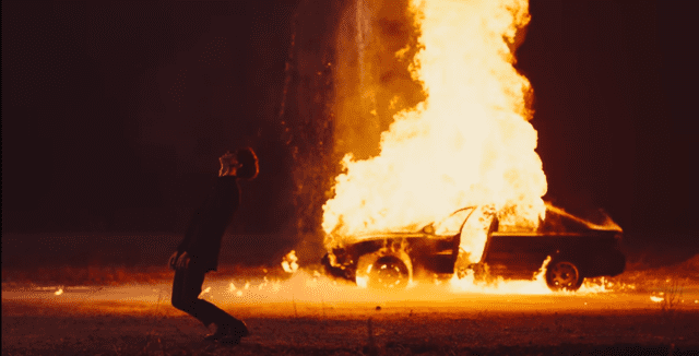 Concepto de un auto en llamas presentado inicialmente por iKON en 2019, y que resulta familiar en el nuevo teaser de DBK.