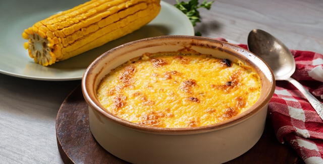 Este pan de maíz denso y con queso se suele servir con carnes a la parrilla. Foto: Mandolia   