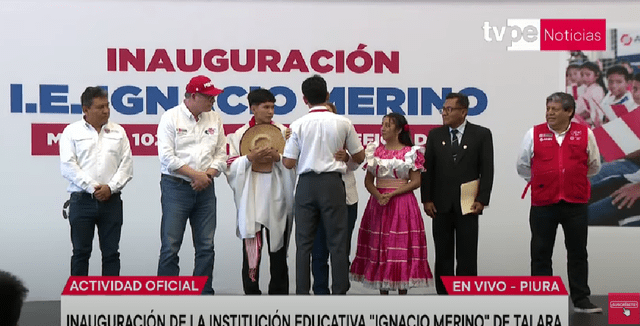 Al finalizar el discurso, el joven se acercó a saludar a Dina Boluarte, quien le brindó unas palabras. Foto: captura de pantalla/TV Perú Al finalizar el discurso, el joven se acercó a saludar a Dina Boluarte, quien le brindó unas palabras. Foto: captura de pantalla/TV Perú