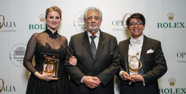 Iván Ayón-Rivas junto a Placido Domingo y Victoria Karkacheva, posando con sus trofeos de la noche. Foto: P.Rychkov / Bolshoi Theatre