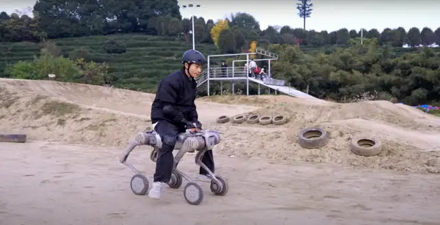 Este robot se distingue por su capacidad de transportar personas, utilizando tecnología avanzada que incluye patas flexibles y sensores. Foto: Unitree Este robot se distingue por su capacidad de transportar personas, utilizando tecnología avanzada que incluye patas flexibles y sensores. Foto: Unitree