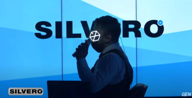 Mike Silvero apareció con lightstick de EXO. Foto: captura YouTube