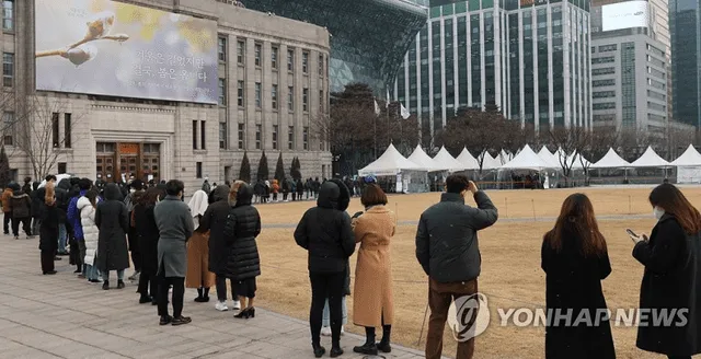 Ciudadanos hacen cola para tomarse pruebas de descarte de la COVID-19 en Corea del Sur. Foto: Yonhap News