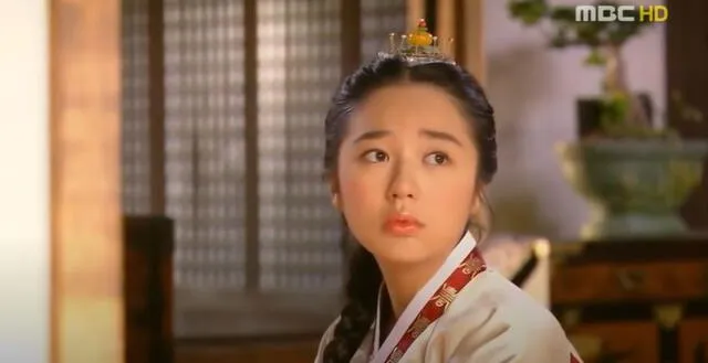 Yoon Eun Hye como Shin Chae Kyeong, una plebeya que debe adaptarse a palacio tras casarse con Lee Shin. Foto: MBC