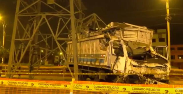 Camión impactó contra torre de alta tensión de Luz del Sur y otros dos vehículos en Villa El Salvador. Foto: Exitosa   