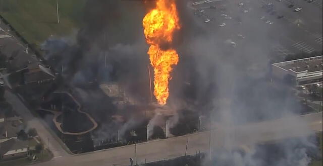  Incendio de gran envergadura causa estragos la ciudad de La Porte en Texas. Foto: captura de X    