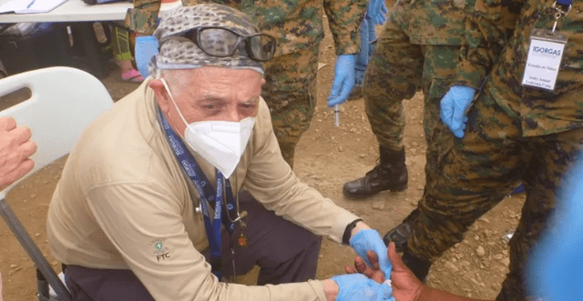 El doctor Suárez atendiendo a un paciente en una de las estaciones del Instituto Gorgas en la Selva del Darién. Foto: Instituto Gorgas/BBC