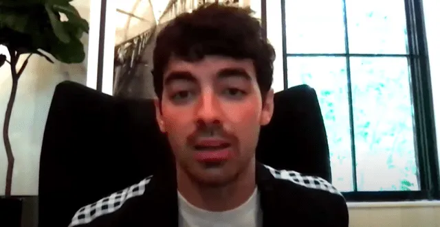 Joe Jonas durante entrevista con James Corden