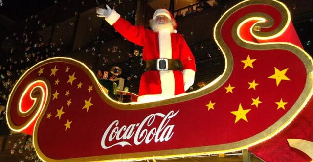 Como es tradición en Chile, la Caravana Navideña de Coca Cola es ideal para compartir en familia y con los niños. Foto: La Tercera   