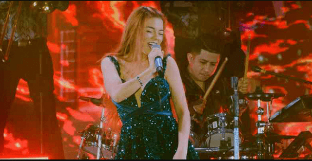 Briela Cirilo cantando con Corazón Serrano. Foto: RadioQ.   