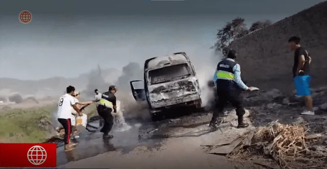 Vecinos de la zona usaron agua y tierra para extinguir el fuego. Foto: Captura América Noticias   