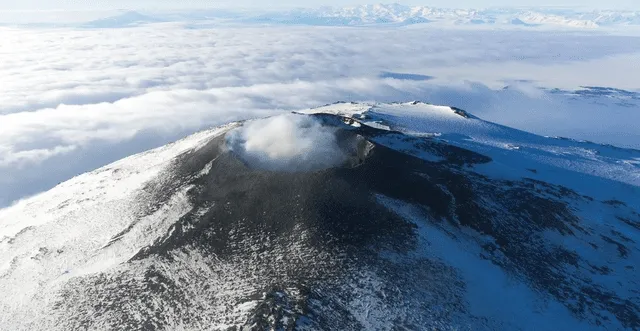  Científicos han obtenido datos cruciales sobre los movimientos del magma en el monte Erebus, ayudando a predecir posibles erupciones en la región. Foto: Advisor Travel   