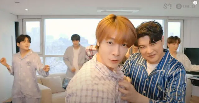 Donghae y Shindong de SUPER JUNIOR jugando durante el ‘House party’ special video - House version”. Foto: Label SJ