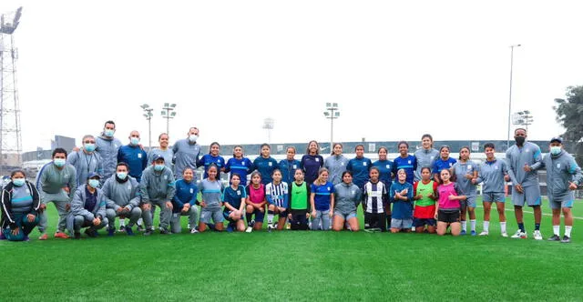 El equipo femenino de Alianza ha recibido en todo el momento el apoyo del elenco masculino. Foto: Club Alianza Lima