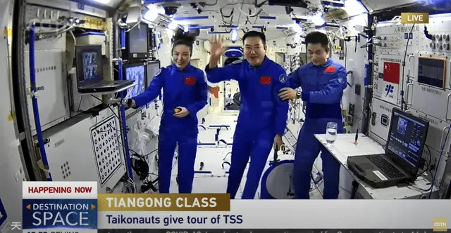 Wang Yaping presenta a sus otros dos compañeros. Esta parte del video ha sido usada para cuestionar la veracidad de los viajes espaciales