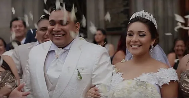 Josimar Fidel casándose con Gianella Ydoña.