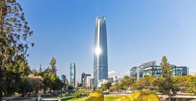  Santiago de Chile tiene el mirador más alto de Sudamérica, a 300 metros de altura, el Costanera Center y Sky Costanera. Foto: Chile Travel   