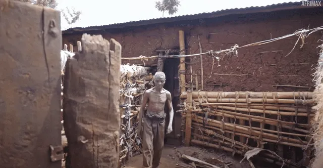 Callixte Nzamwita, lleva 56 años aislado en su vivienda ante un miedo permanente a las mujeres. Foto: Afrimax.    