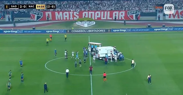 El futbolista de Nacional tuvo que salir en ambulancia. Foto: captura/Fox Sports   